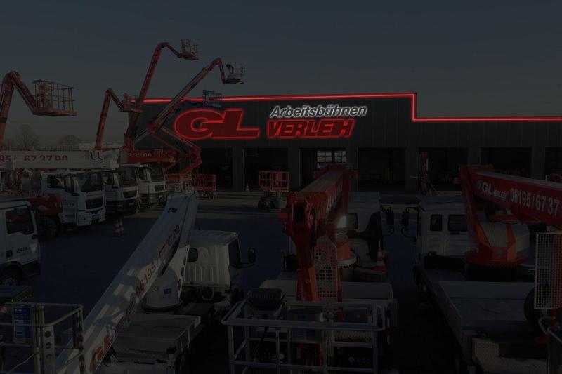 Die Vollrelief-Buchstaben „GL Verleih“ leuchten im Hintergrund rot und der schwarze Schriftzug „Arbeitsbühne“ als weisser Lichtschatten. Eine rote Konturbeleuchtung am Gebäude mit Neonflex sowie die Rückbeleuchtung vom Logo geben ein einheltliches Erscheinungsbild in der Nacht.