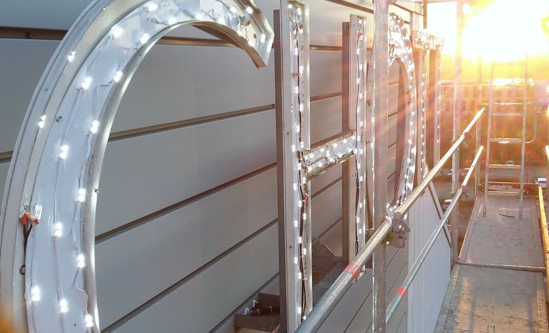 lBei der Led-Umrüstung von der Schott-Werbeanlage, wird jeder Einzelbuchstabe mit LED-Leuchtplatten installiert und trägt außerdem zur Reduzierung des ökologischen Fußabdruckes ihres Unternehmens bei. Eine Leuchtreklame mit Leds ist Energieeffizient mit einer langen Lebensdauer.