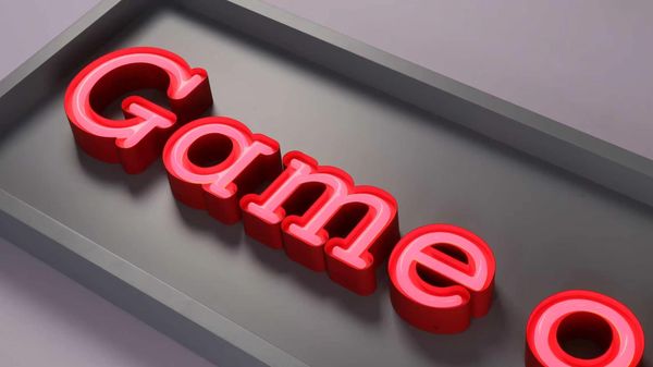 Der Schriftzug „Game on“ ist in massiven, rot lackierten Profilbuchstaben ausgeführt. Die hohe Zarge (die Seitenwand des Buchstabens) verleiht der Leuchtschrift eine starke Dreidimensionalität und sorgt für eine markante Schattenbildung auf der Trägerplatte. Dank hocheffizienter Diffusoren in der LED-Röhre sind keine einzelnen Dioden sichtbar. Es entsteht ein homogener, satter Lichtfluss.