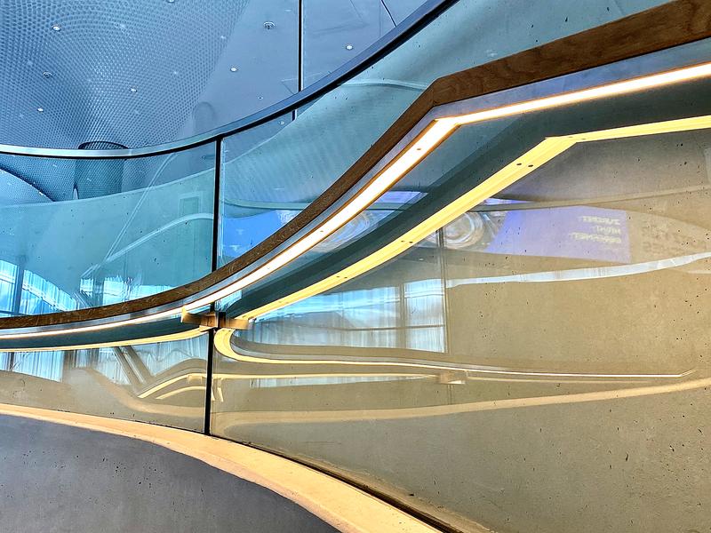 Wunderbares Raumlicht mit Aktzentbeleuchtung auch im Treppenaufgang bzw. Treppenhaus durch Konfektionierungsarbeiten mit LED-Techinik. Die LED-Technik gibt es mit Lichtschalter oder als Bewegungsmelder das im Treppenanfang- und -ende angebracht wird, wo die Geländebeleuchtung automatisch ein schaltet. Ein schönes inderektes lineares Licht das somit auch für Sicherheit sorgt.