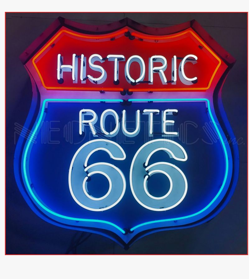 Das Route66 Schild als Vintage-Leuchtreklame mit der strahlenden Beleuchtung von Neonlicht hat eine bezaubernde Ausstrahlung. Der Charme einer Vintage-Werbung mit ihrer Lichtintensität und deren leuchtenden Farben, gibt einer Leuchtwerbung einen besonderen Flair. Eine solche Neon-Werbeanlage hinterlässt eine fesselnde Wirkung, die einen bleibenden Eindruck hinterlässt.