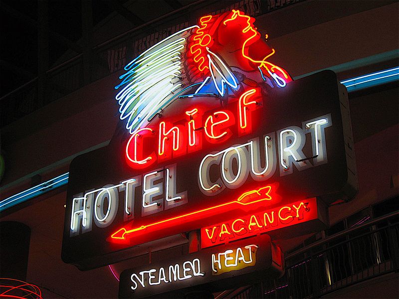 Der Reiz von Vintage-Leuchtreklame mit der strahlenden Beleuchtung von Neonlicht hat eine bezaubernde Ausstrahlung. Der Charme einer Vintage-Werbung mit ihrem flackernden Schein und deren leuchtenden Farben, gibt einer Leuchtwerbung einen besonderen Flair. Eine solche Werbeanlage hinterlässt eine fesselnde Wirkung, die einen bleibenden Eindruck hinterlässt.