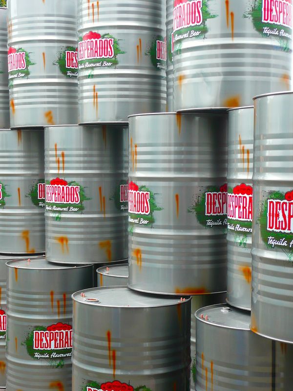 Desperados Fasstische sind handgefertigt, Folienkaschiert und besprüht. Jedes Fass durchläuft mehrere Arbeitsschritte. Bringen Sie Ihr Logo in die Gastronomie und zeigen Ihren Gästen Induvidualität, ob mit Folie kaschiert oder Grafitti besprüht.