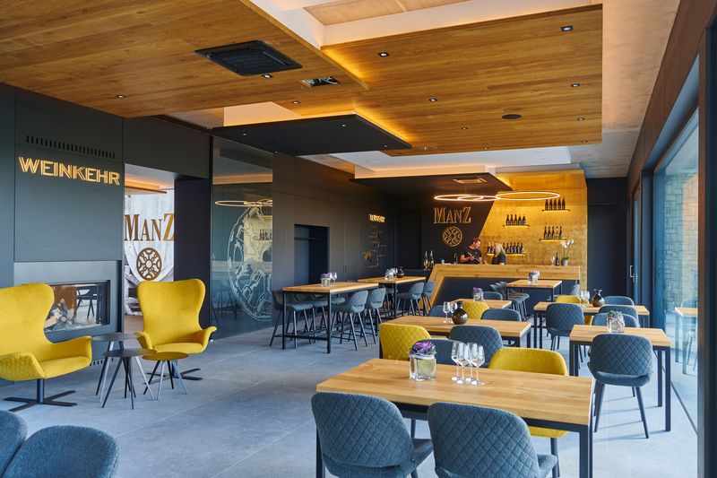 Der Weingut Manz-Schriftzug mit Logo sowie die Beschriftung 