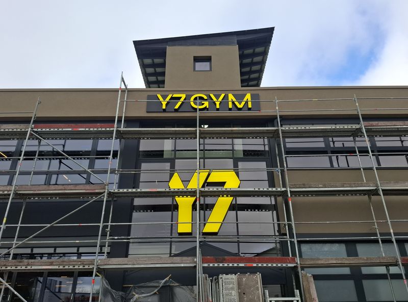 Die LED-Leuchtschrift verleiht dem Y7 GYM einen modernen und hochwertigen Markenauftritt. Die beleuchteten Profilbuchstaben und das markante Y7-Logo wurden individuell gefertigt und präzise an der Gebäudefassade montiert. Die Werbeanlage sorgt für maximale Aufmerksamkeit. Das Ergebnis ist eine langlebige und professionelle Fassadenwerbung mit einer Lichtwerbeanlage.