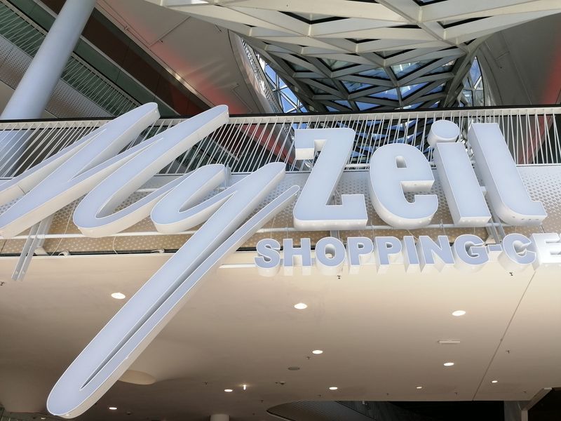 Die imposanten Leuchtbuchstaben des MyZeil-Schriftzugs. Die Profilschrift besticht durch ihre saubere Verarbeitung und die gleichmäßige LED-Ausleuchtung (Profil 5 oder ähnlich). Hier wird deutlich, mit welcher Präzision die riesigen Buchstaben an der Tragstruktur montiert wurden, um die gewünschte plastische Wirkung und Fernwirkung zu erzielen.