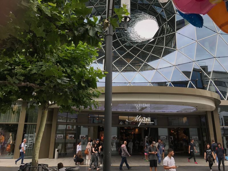 Diese Aufnahme zeigt die Lichtwerbung am Haupteingang des Einkaufscenters. Direkt über dem Portal-Eingang ist unsere hochwertige Profilschrift des MyZeil-Logos montiert. Diese Beschilderung bildet den direkten Empfang für die Kunden.