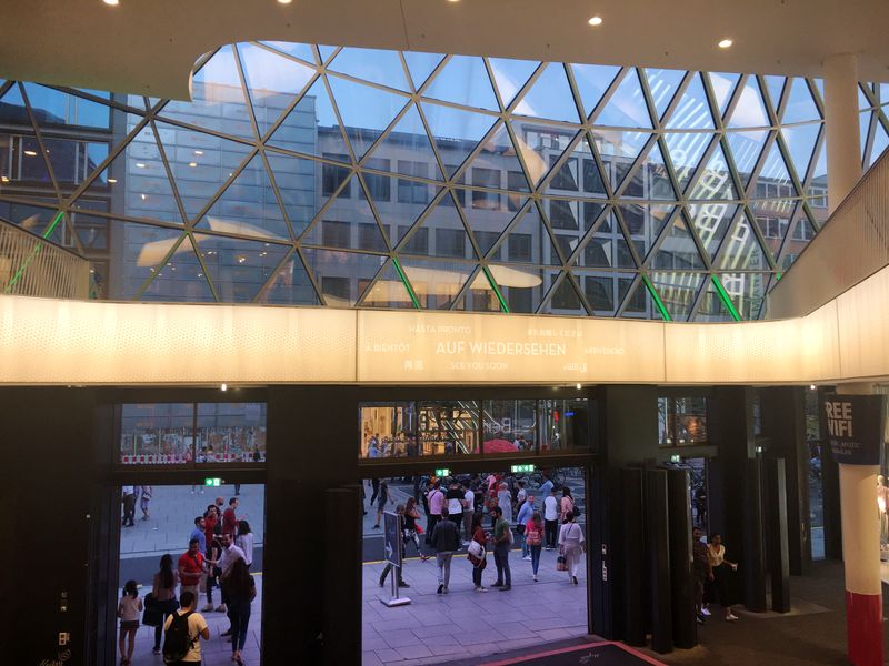 Im Ausgangsbereich  des Shopping-Centers haben wir eine großformatige LED-Leuchtwand realisiert. Diese flächige Lichtlösung dient mit einem internationalen „Auf Wiedersehen“ als freundlicher Abschiedsgruß und unterstreicht die moderne Lichtarchitektur des Gebäudes.