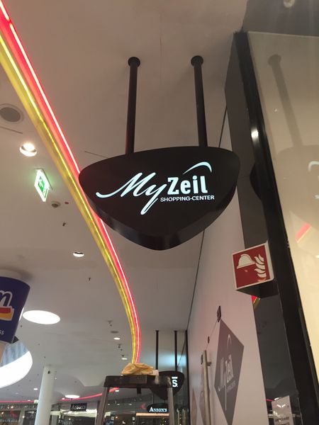 Auch das Branding des Centers selbst wurde von uns in Form dieser markanten Leuchtschilder umgesetzt. Hier sieht man das MyZeil-Logo als Nasenschild für eine Innenraumbeschilderung.