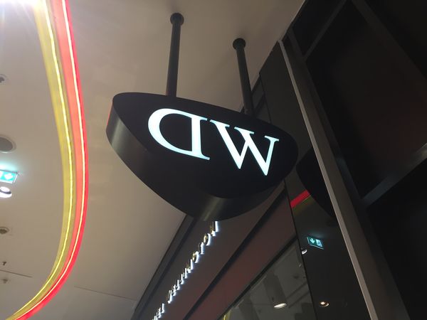 Für die Marke Daniel Wellington (DW) haben wir diesen filigranen Leuchtausleger montiert. Besonders bei feinen Schriftzügen kommt es auf eine exakte Ausleuchtung ohne Schattenbildung an. Das Ergebnis ist eine edle Lichtwerbung, die perfekt zum minimalistischen Design der Uhrenmarke passt und sich nahtlos in das hochwertige Ambiente der MyZeil einfügt.