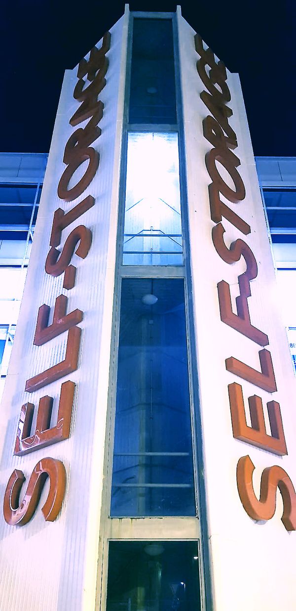 Unsere 12 Meter hohe vertikale Leuchtschrift garantiert dem Kunden Top-Box eine unverwechselbare Präsenz bei Tag und Nacht. Hocheffiziente LED-Module im Inneren der Buchstaben sorgen für eine leuchtstarke und gleichzeitig energiesparende Nachtwirkung.