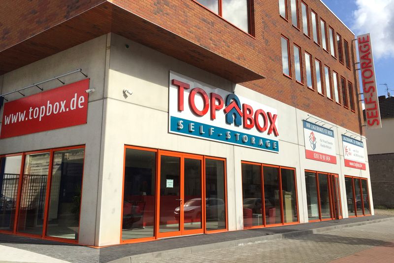 Vom leuchtenden XXL-Logo über informative Fassadenbanner bis hin zum strategischen Werbeausleger für TOP BOX ist die Außenwerbung um das Branding herum immer im Fokus. Die Werbeanlage mit LED-Leuchtschrift oder der Pylon zeigen den Kunden  den Orientierungspunkt.