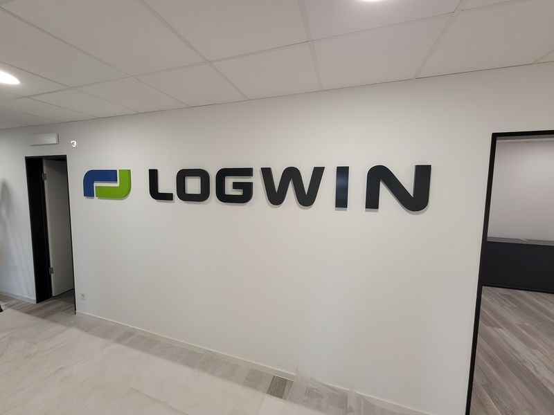 Bürogebäude Logwin Schwarze 3D-Profilbuchstaben mit farbigem LOGWIN-Logo als hochwertige Innenwerbung im Innenflur. Gefertigt und montiert von Nematec Display Factory.