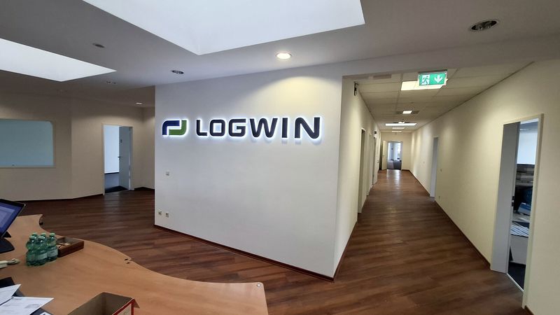 Markeninszenierung mit LED-Leuchtschrift Logwin Markeninszenierung mit LED-Leuchtschrift Logwin am Empfangsbereich.Das Markenlogo und der Schriftzug „LOGWIN“ wurden als plastische 3D-Profilbuchstaben präzise nach den Corporate-Design-Vorgaben umgesetzt.