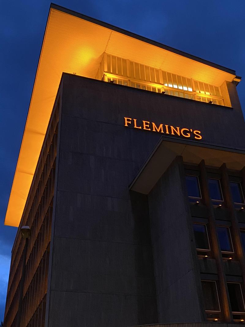 Die Lichtwerbung besteht aus Metalleinzelbuchstaben und aus vorderseitigen farbigem Acrylglas, die an der Hauswand vom Hotel Flemings montiert wurde. Die Ausleuchtung besteht aus hochwertigen LEDs und strahlen hoch oben an der Hotelfassade.