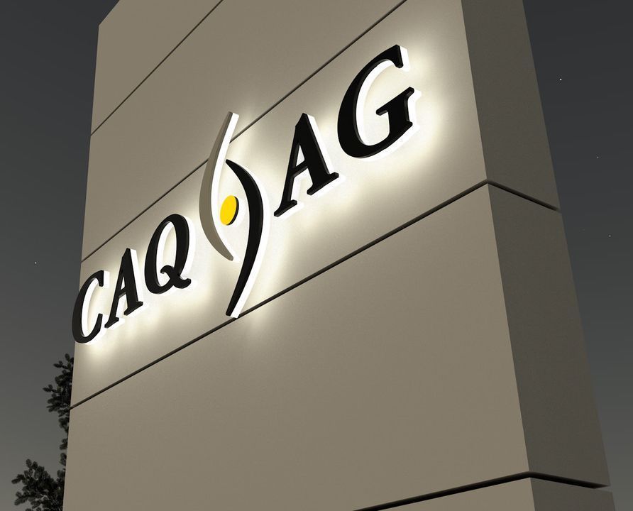 Die CAQ AG ist mit Profil-Einzelbuchstaben auf einer Aluminiumplattenwand der Säule montiert.  Die Seitenbeleuchtung und Backlight-Beleuchtung erzeugt eine Rückbeleuchtung auf der Aluminiumplatte ein schimmerndes Licht, wo das Logo optisch hervortritt. Die Frontseite der Buchstaben bleibt dabei unbeleuchtet, so das die Kontur der Seriefenschrift mit dem Logo betont wird.
