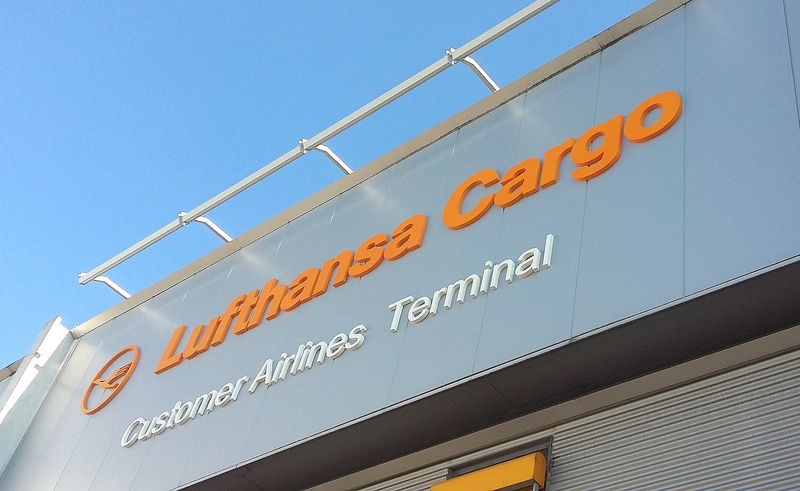 Lufthansa Beschriftung Rampe Auf der Lufthansa Terminal Rampe an der Wand wurde das Logo und die Beschriftung montiert. Die Metallbuchstaben und das Logo von Lufthansa sind nach RAL 1028 lackiert und wurden einzeln befestigt. Von oben wird die Beschriftung von einem Lichtfluterband angestrahlt.
