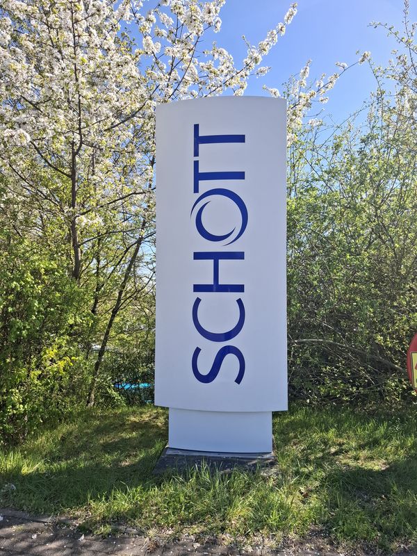 Der Werbepylon Schott steht in einen einladenden Kontrast zur umgebenden Natur. 

Der Pylon steht strategisch in der Nähe einer belebten Straßenkreuzung, sodass er sowohl von Passanten als auch von Autofahrern schon aus der Ferne gut sichtbar ist. Der Pylon fungiert nicht nur als Werbeträger, sondern auch als markanter Orientierungspunkt, der sowohl die Aufmerksamkeit der Menschen auf sich zieht als auch das Image der Firma klar kommuniziert.