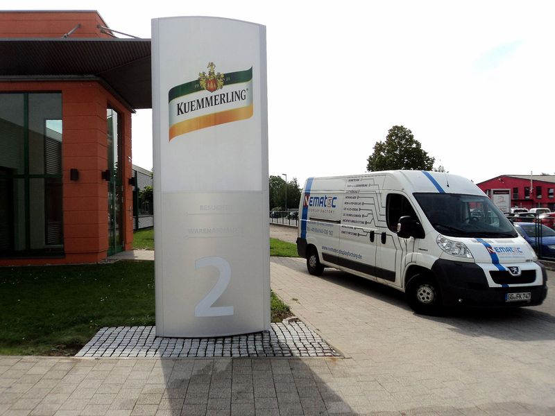 Der neue Werbepylon für Kuemmerling inklusive Leitsystem für Besucher und Logistik. Dank der transluzenten Acrylfront und LED-Innenbeleuchtung erstrahlt der Kuemmerling Pylon auch in den Abendstunden in perfektem Licht.