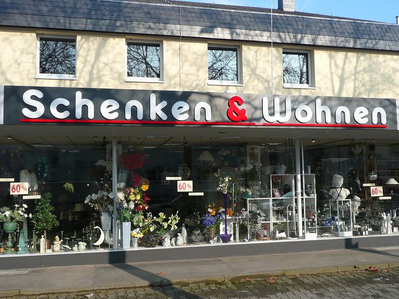 Die Trägerblende sorgt für ein aufgeräumtes Erscheinungsbild der Fassade und dient als stabiler Träger für den Schriftzug. Die Profilbuchstaben sind mit massiven 30 mm starken Fronten und tiefer Zargenbauweise für kombinierte Front- und Seitenbeleuchtung ausgestattet. Kontur und das 