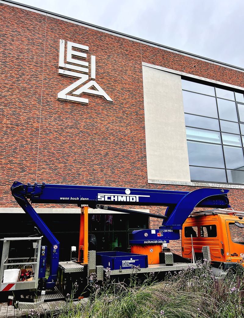 Montage einer großformatigen Werbeanlage mit Aluminium-Profilbuchstaben an einer Gebäudefassade mittels Hubarbeitsbühne. Professionelle Installation einer LED-Fassadenwerbung an einer Klinkerwand. Eine langlebige und hochwertige Werbeanlage mit beeindruckender Fernwirkung.