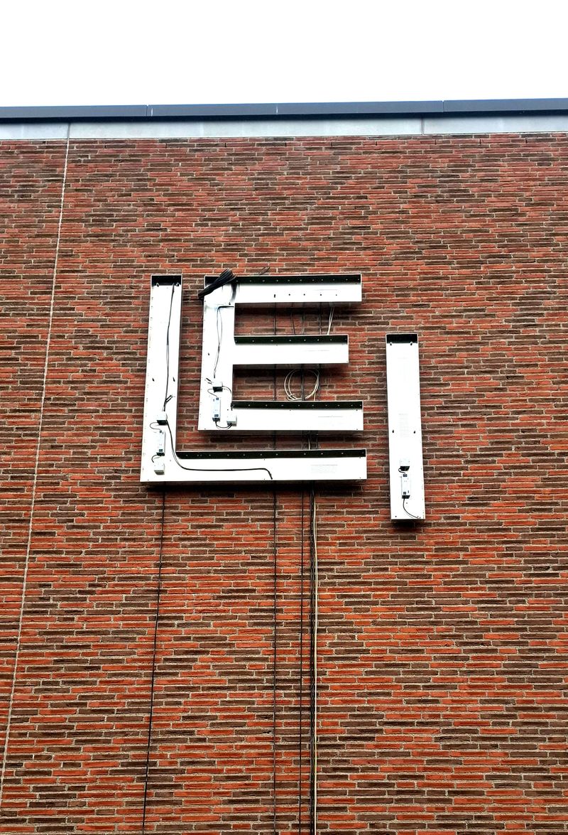 Geöffnete Aluminium-Profile der  Leiza Logo-Elemente während der Installationsphase. Gut zu erkennen sind die passgenau gekanteten Aluminiumprofile sowie die sauber verlegte, innenliegende LED-Technik inklusive der Transformatoren und Zuleitungen. Rostfreies Aluminium als Trägermaterial, kombiniert mit energieeffizienten LED-Komponenten für eine gleichmäßige, langlebige Ausleuchtung.